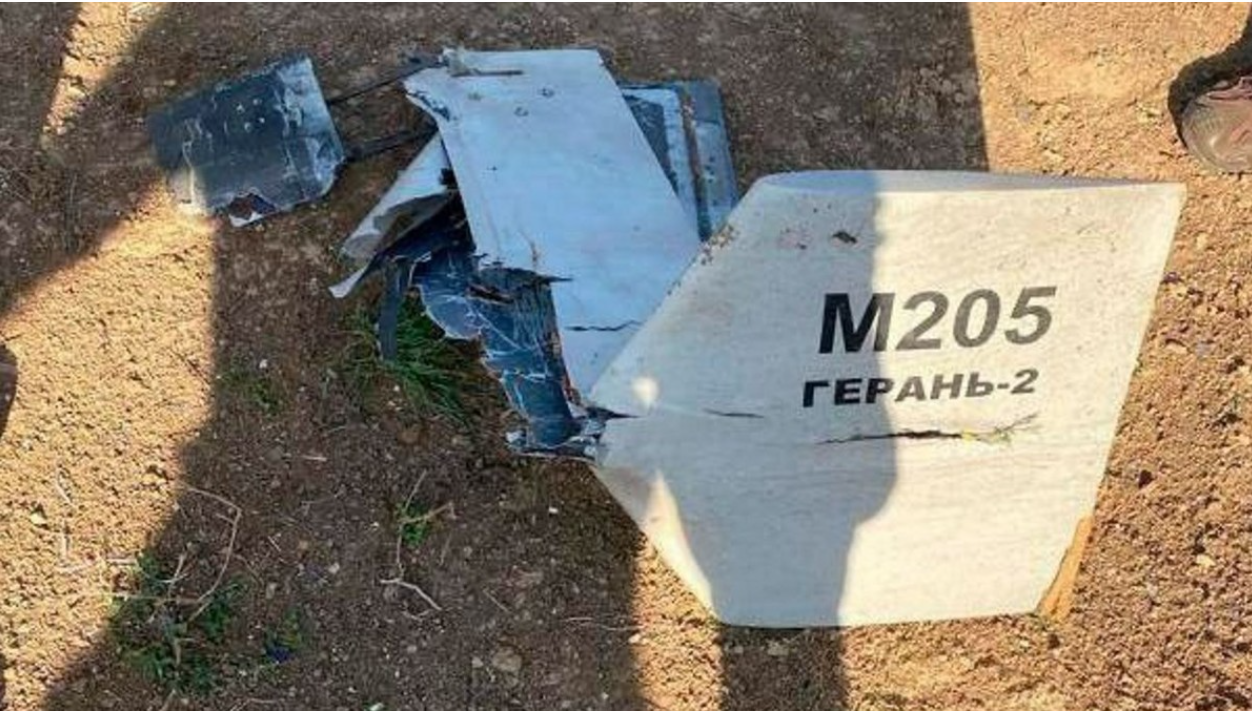 Fragment zniszczonego irańskiego drona wykorzystywanego przez rosyjskie wojsko na Ukrainie